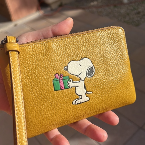 Coach X Peanuts Corner Zip Wristlet With Snoopy Present Motif - Picture 3 of 7